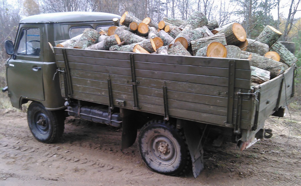 УАЗ нагруженный дровами.