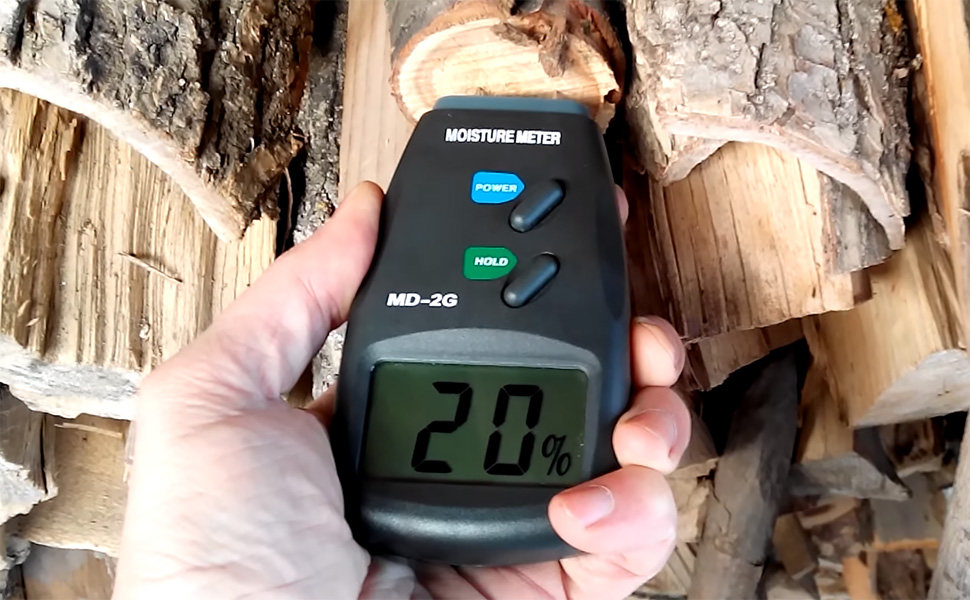 С помощью влагомера вы сможете точно узнать влажность дров.